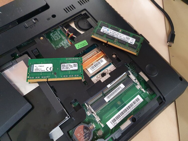 Samsung and Kingston modules inside Lenovo B590